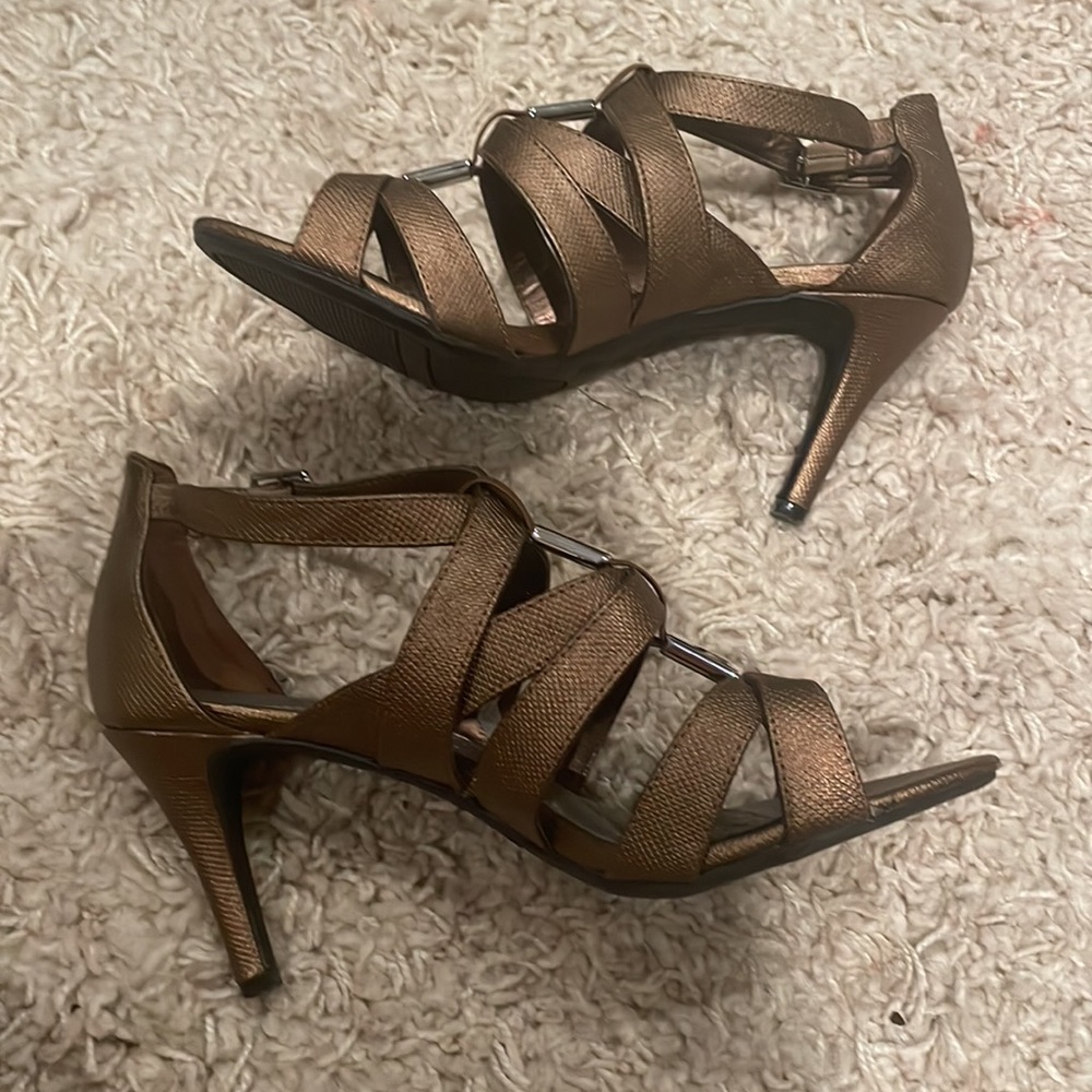 Comfort heels with grip on the soles in shinny brown finish size 8W strappy shoe
